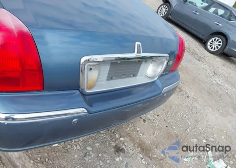 2003 Lincoln Town Car Executive z USA, uszkodzony, nr VIN 1LNHM81W23Y634095